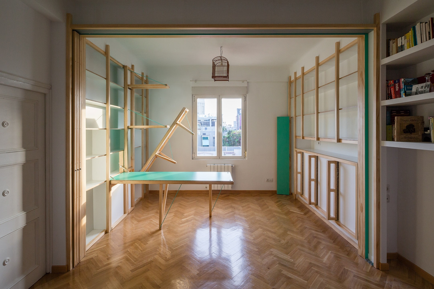 elii's Susaloon space is just 24 sqm but includes adaptable bed, table and desk, with plenty of storage space accessible at all times. Photo: Miguel de Guzmán