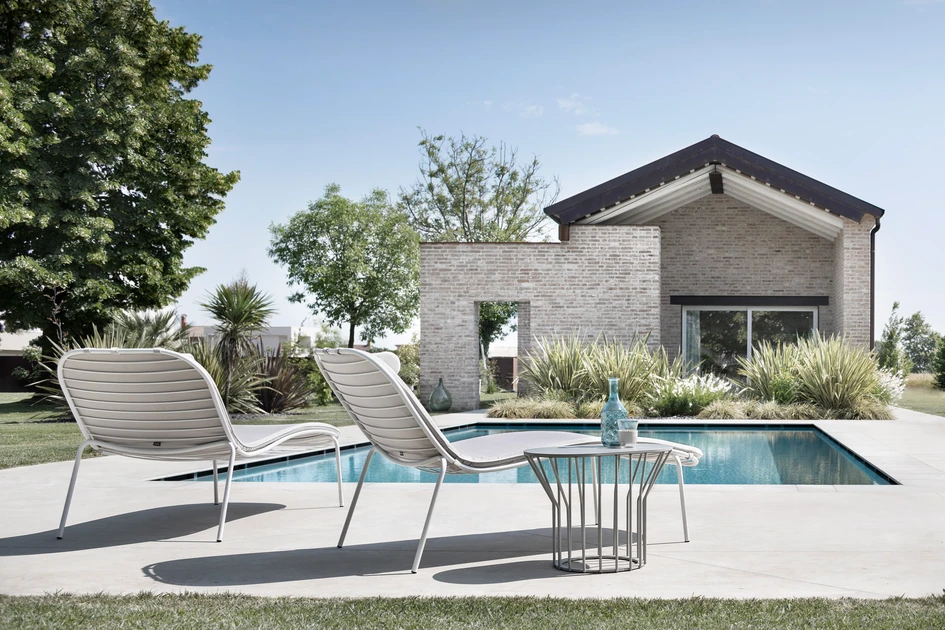 SUNSHINE Sunbed by Giacomo Cattani e tavolino JUMP by Studio Gabbertas