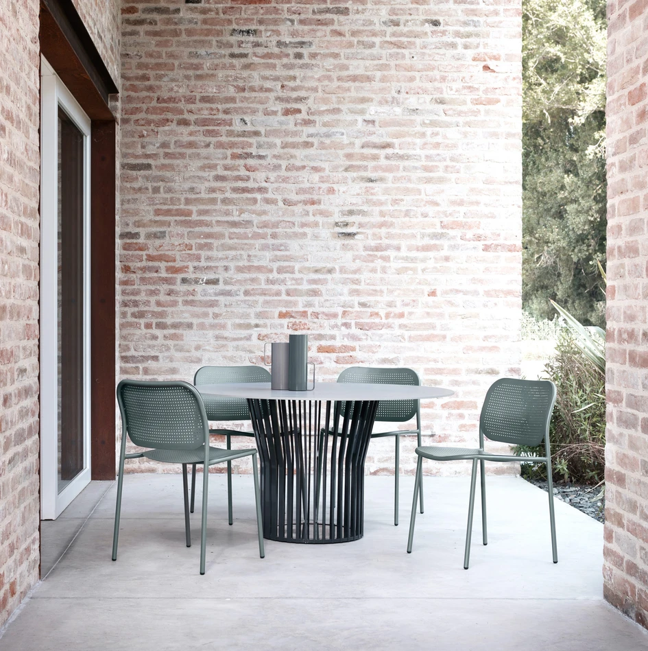 Sedia METIS DOT e tavolo RAY by Studio Gabbertas