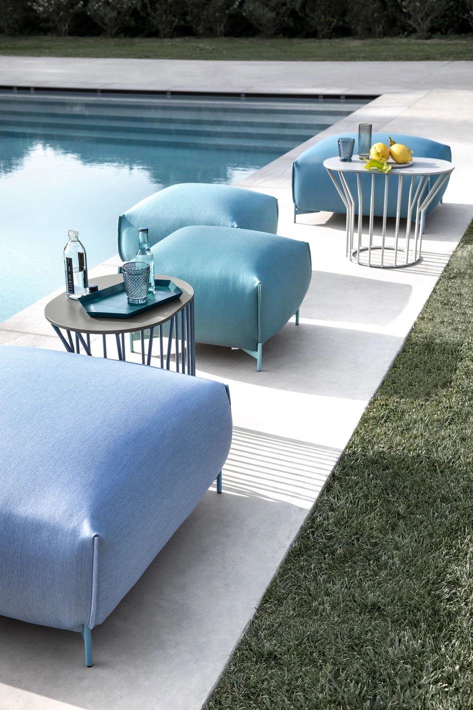 JUMP Small Table e poufs MOCHI by Studio Gabbertas