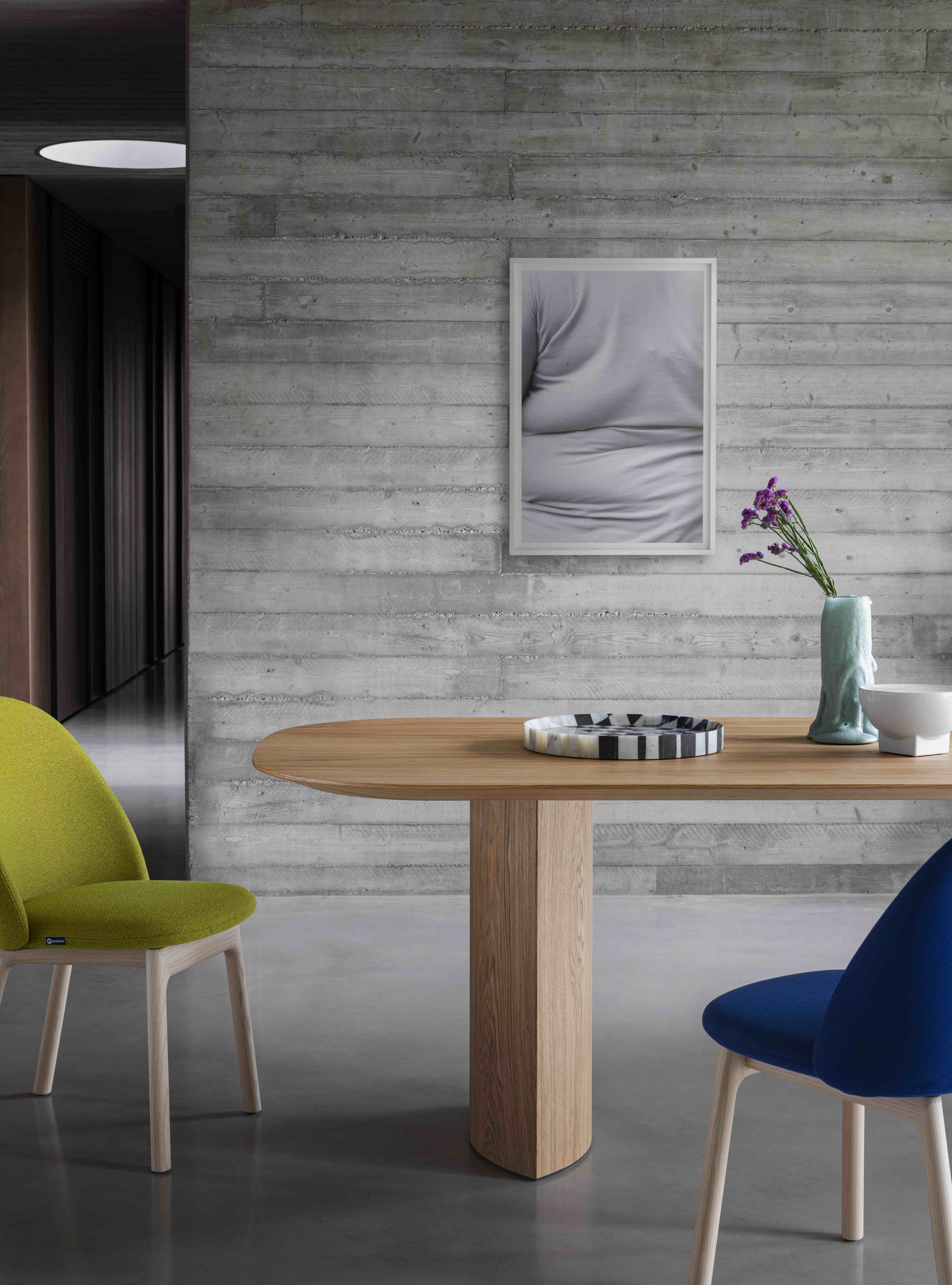 Plauto in flamed oak gives the table a lighter, airy look, enhanced by the table top’s slender edge