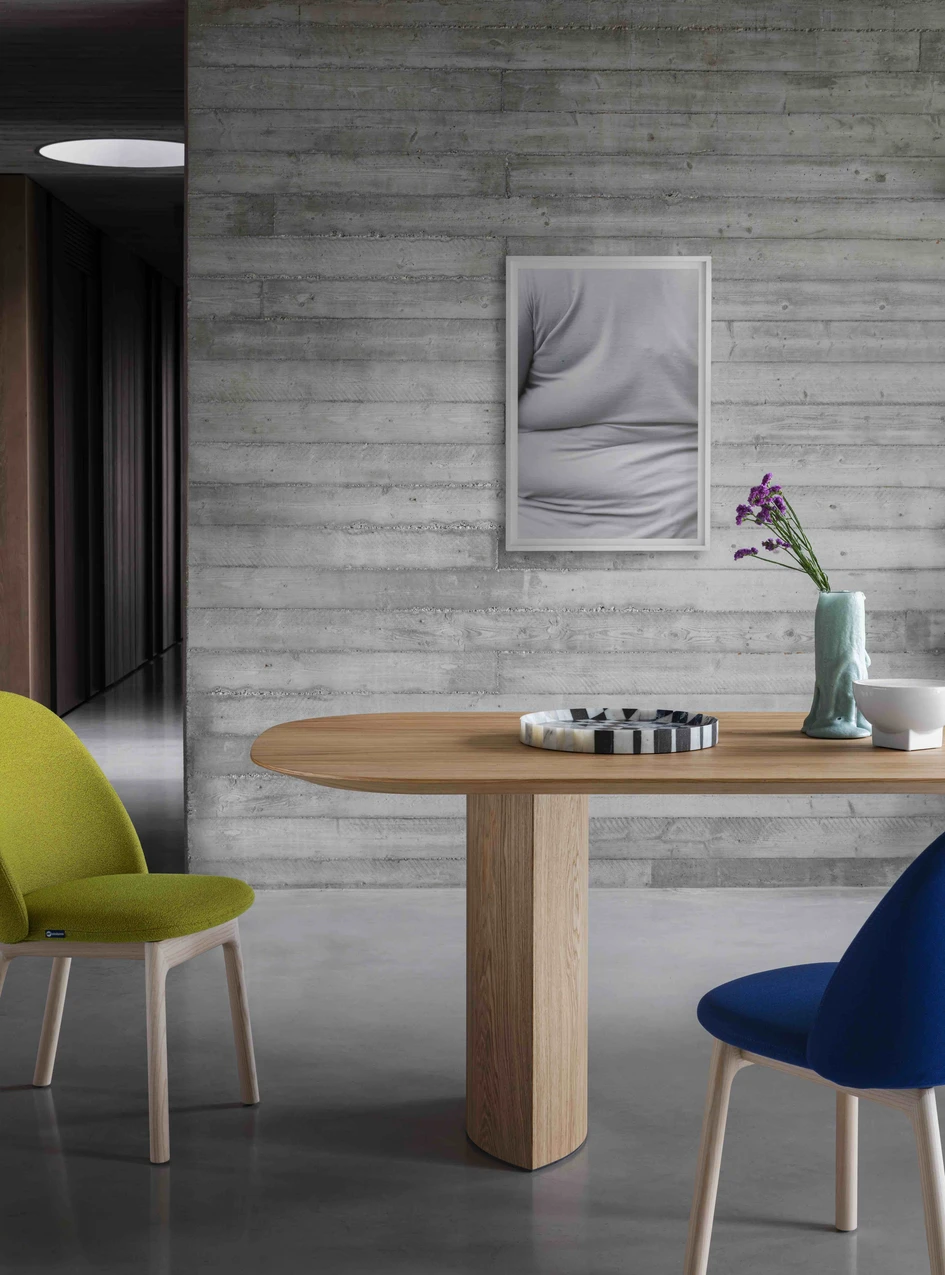 Plauto in flamed oak gives the table a lighter, airy look, enhanced by the table top’s slender edge