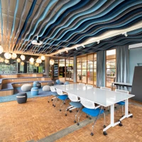 Im 6280.CH Coworking Hub im schweizerischen Hochdorf kommen Deckenschalldämpfer zum Einsatz, um den Lärm in dem gemischt genutzten formellen/informellen Besprechungs- und Arbeitsraum zu reduzieren. Foto: Peter Wuermli