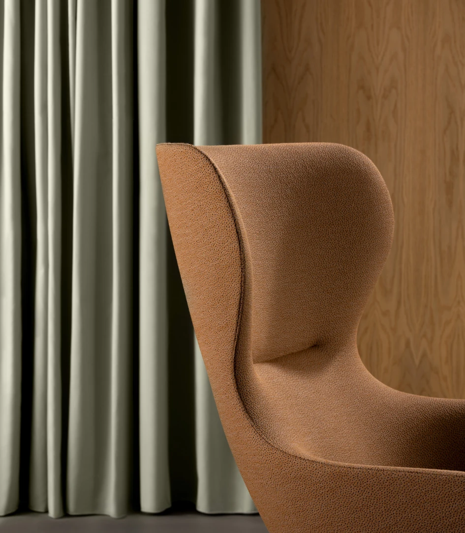 Der neue Amelia-Stuhl von Boss Design ist ein durch und durch moderner Ohrensessel – ein raffiniert konstruierter Kokon, der visuelle und akustische Privatsphäre bietet