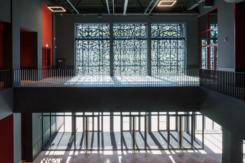 Mezzanine floors, both small and large like this one at the Zuidplein Theatre allow visual communication between floors. Photo: Scagliola Brakkee