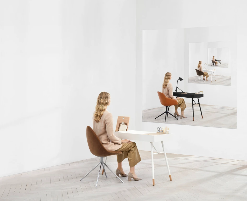 Working from home is a new reality for many people, and with that reality comes the challenge of how to cleverly include a workspace into an atmosphere that is usually set up for relaxing and nesting 