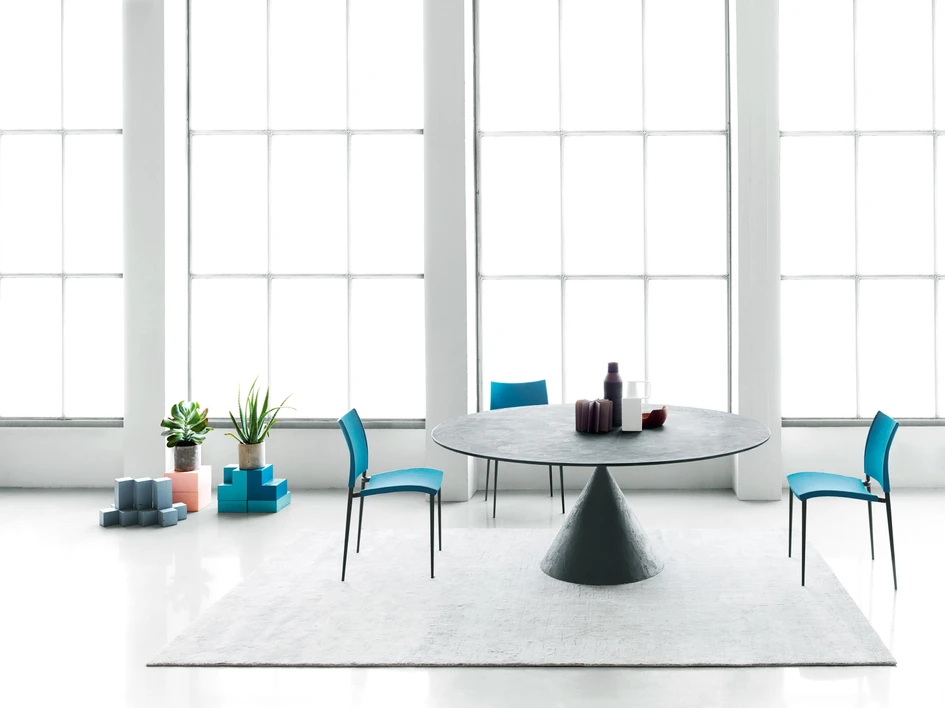 Die Kücheninsel Modus Doors von Arclinea aus geteiltem Material (oben) und der ovale Tisch Clay von Desalto (unten) geben beide die Richtung der begleitenden Sitzgelegenheiten vor – für gut isolierte Gespräche.