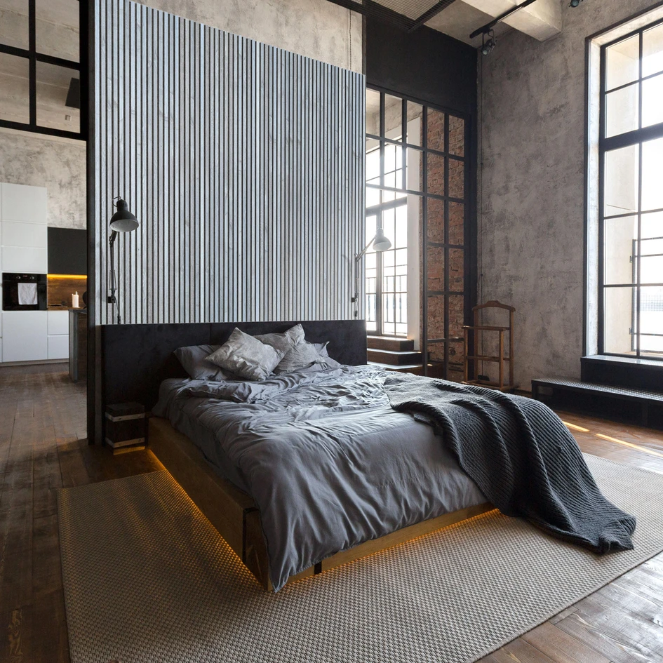 Spezialisierte Wand- und Deckenpaneele wie die Lamellow+ Linear-Paneele von Gustafs helfen dabei, Räume optisch zu trennen und gleichzeitig die Akustik im offenen Raum zu verbessern