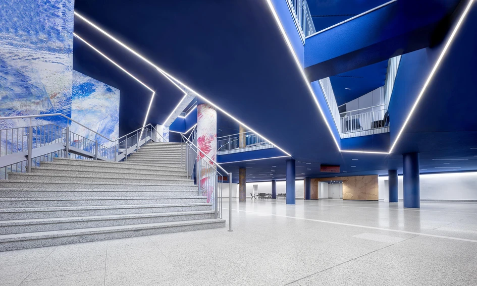 Pfarré Lighting Design combines a dark blue ceiling with warm white lights to create a feeling of shelter in the foyer of Stuttgart's Liederhalle Kultur- und Kongreszentrum cultural venue. Photos: Florian Selig, Berlin