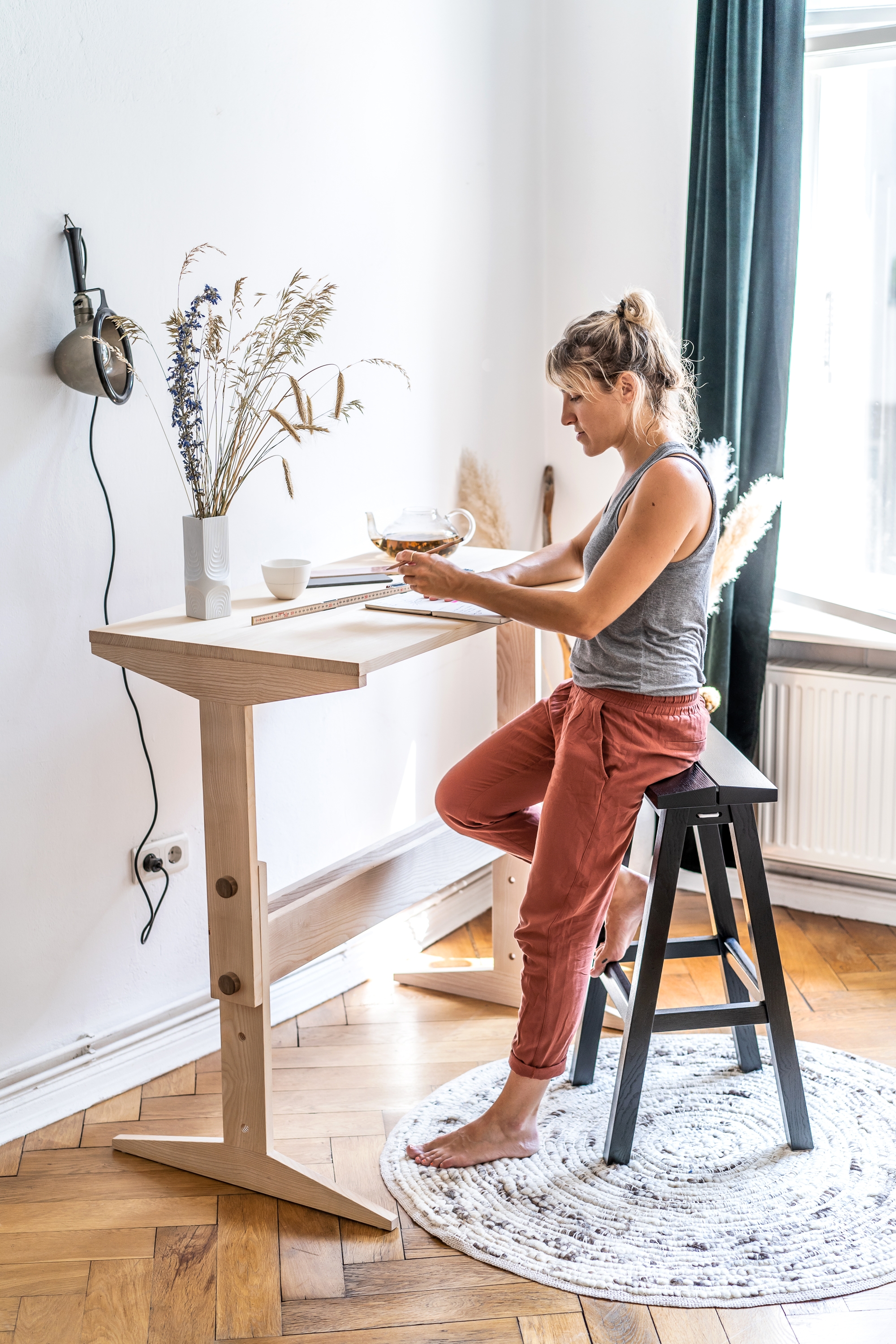 Frau Caze's Bock Bench and tablet, is an adaptable seat/stool for hospitality (top), office (bottom) or living spaces. Photos: Cristopher Santos