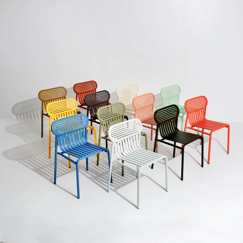 A broadening palette of colours has become an important tool for aligning outdoor and indoor design. Week-End is offered in many colours, which all blend easily with pieces from outside the range
