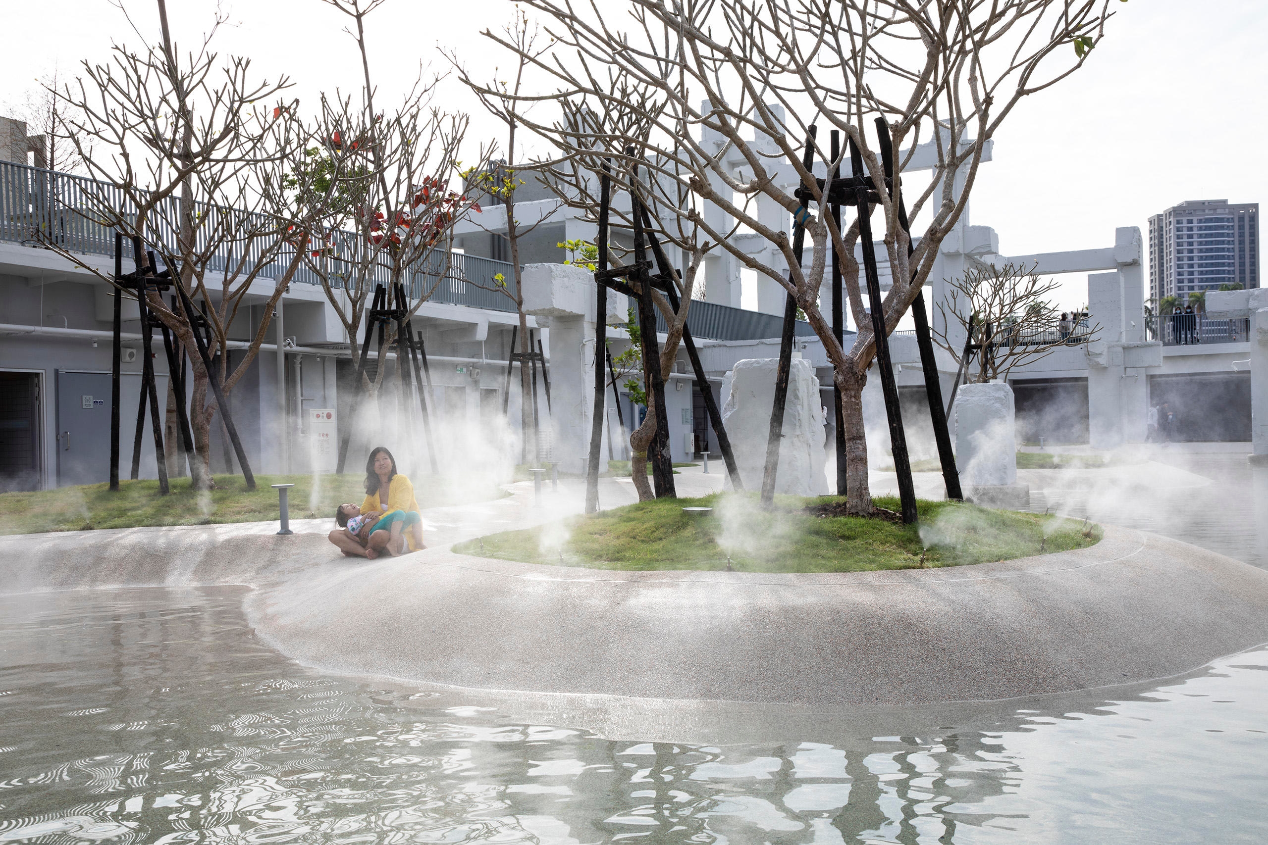 Tainan Spring ist ein neuer, von MVRDV entworfener öffentlicher Raum mit einem Planschbecken, das überschüssiges Regenwasser während der Regenzeit speichern kann. Fotos: Daria Scagliola