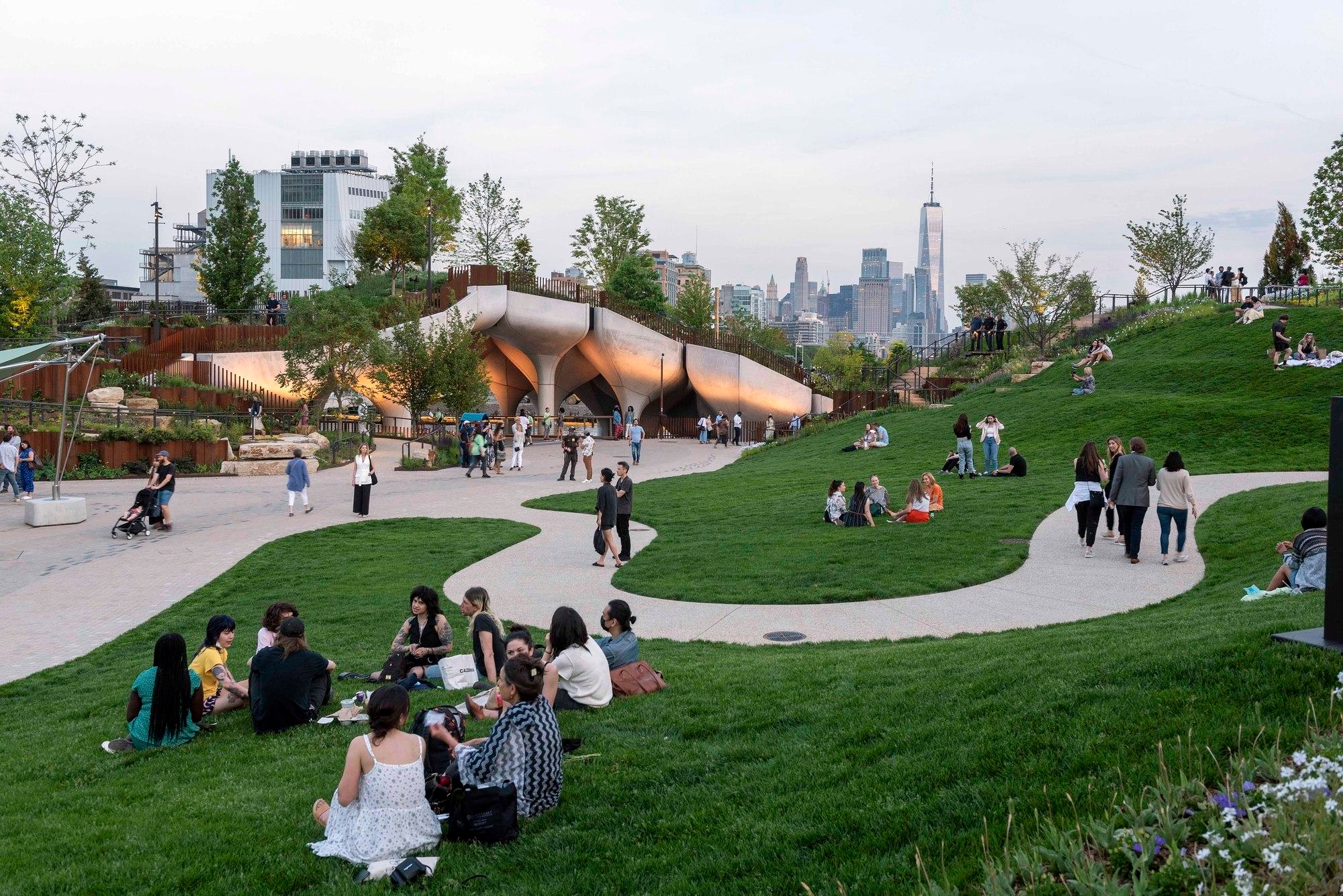 Der Little Island Park von Heatherwick Studio in New York bietet den Besuchern einen Blick über das Wasser auf die Stadt und einen neuen Lebensraum für die lokale Tierwelt. Fotos: Timothy Schenck