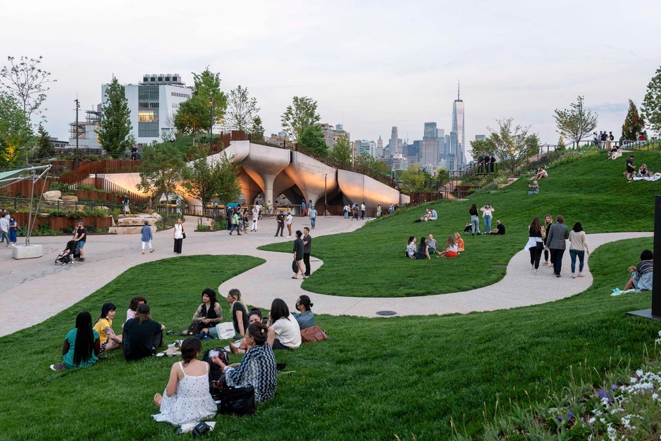 Der Little Island Park von Heatherwick Studio in New York bietet den Besuchern einen Blick über das Wasser auf die Stadt und einen neuen Lebensraum für die lokale Tierwelt. Fotos: Timothy Schenck