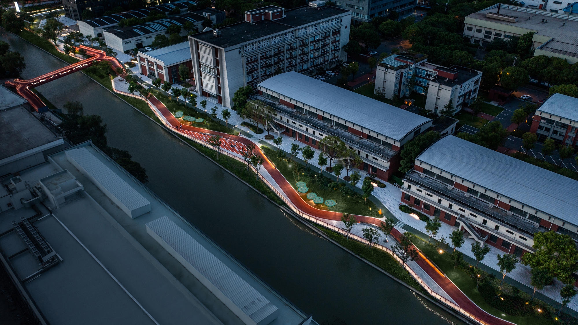 Das Projekt Minhang Riverfront Regeneration von SPARK Architects schafft einen lebendigen neuen Park am Wasser und trägt zur Wiederbelebung der Umgebung bei. Fotos: Shine Lab