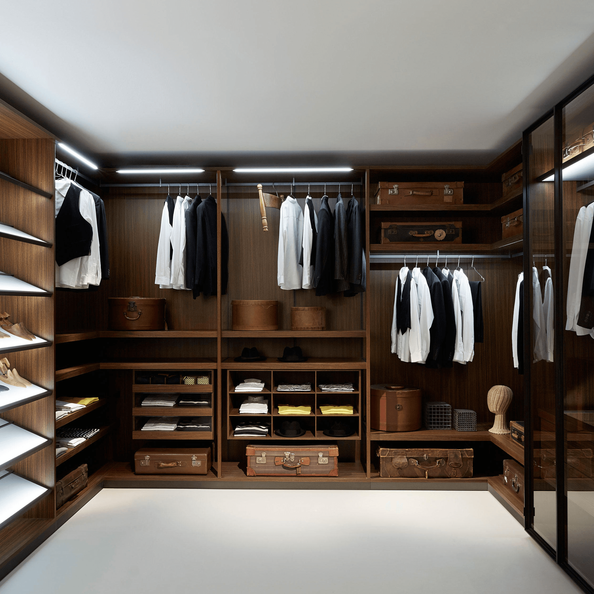 Leggi la storia 11 tips to design form-fitting walk-in wardrobes