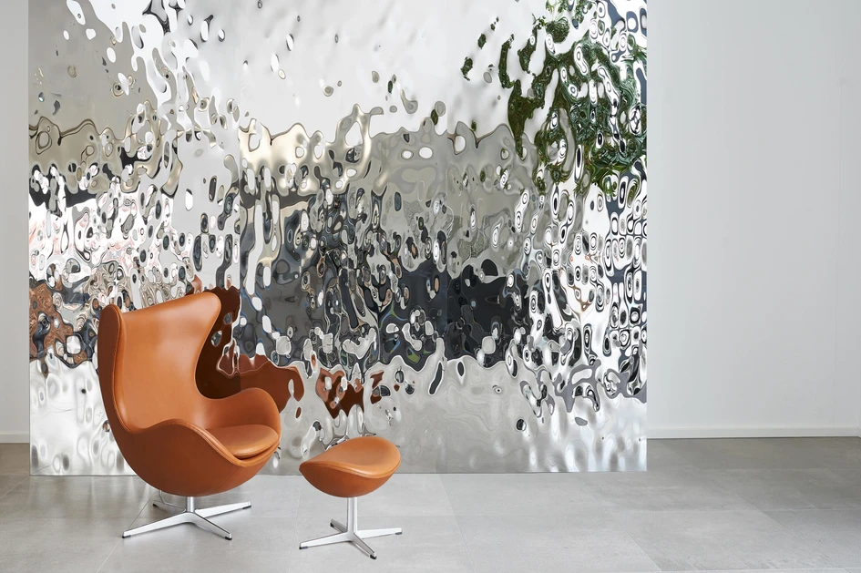 Das W Changsha Hotel mit wellenförmigen Flüssigdecken (oben) und ähnlichen Lösungen aus dem TOUCHdesign-Programm der Lindner Group (unten). Foto: Wang Ting (oben)