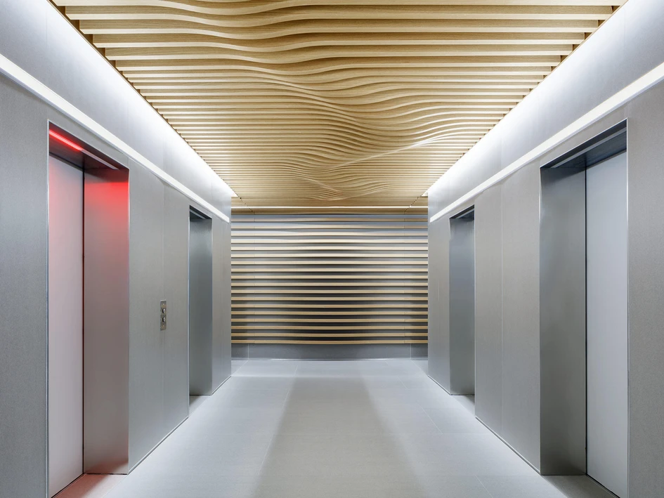 Die beiden Rattan-Wirbel von Spice and Barley, die sich zu einer stürmischen Holzdecke verdrehen (oben, Mitte), und die COMPwood-Paneele der Lindner Group. Foto: William Barrington Binns (oben, Mitte)