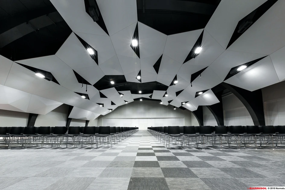 Das Kultur- und Kongresszentrum Liederhalle in Stuttgart umreisst seine blauen Deckenhohlräume mit LED-Streifen (oben, Mitte) und Barrisols gespannten Membran-Deckenplatten (unten). Foto: Florian Selig, Berlin (oben, Mitte)