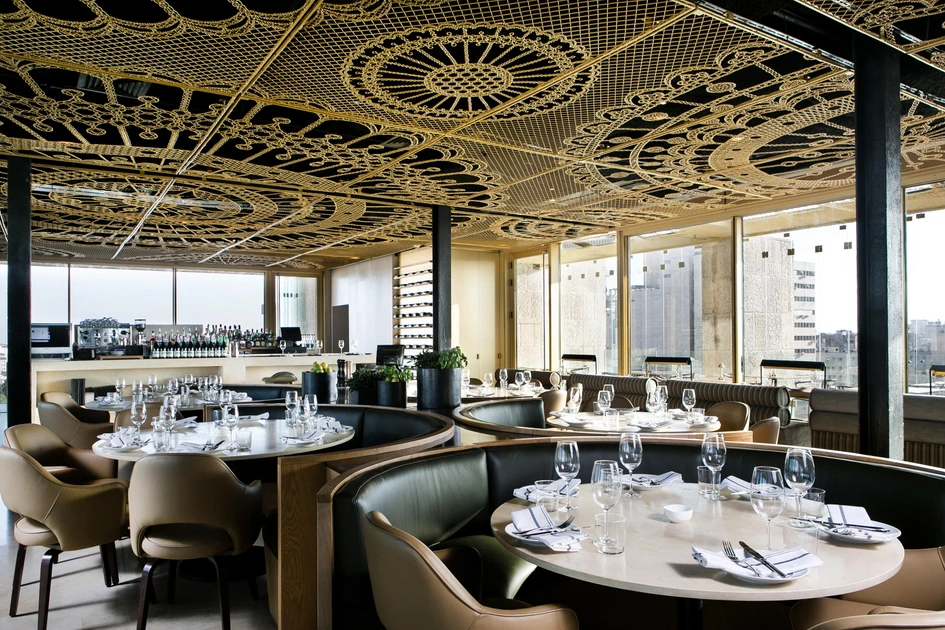 Das Budapester Haus der Musik (oben) mit seiner dekorativen Decke aus Metallblättern und REDFORTs Lace Fence-Paneele sorgen für aufwändig dekorierte Deckenpaneele. Foto: ©LIGET BUDAPEST_Palkó György