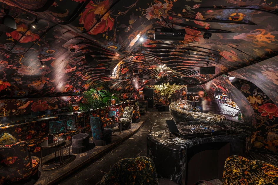 Die wellenförmige Linsenrasterdecke von Söhne&Partner Architects in der Bar und dem Nachtclub Sechser in Wien, Österreich. Foto: Severin Wurnig