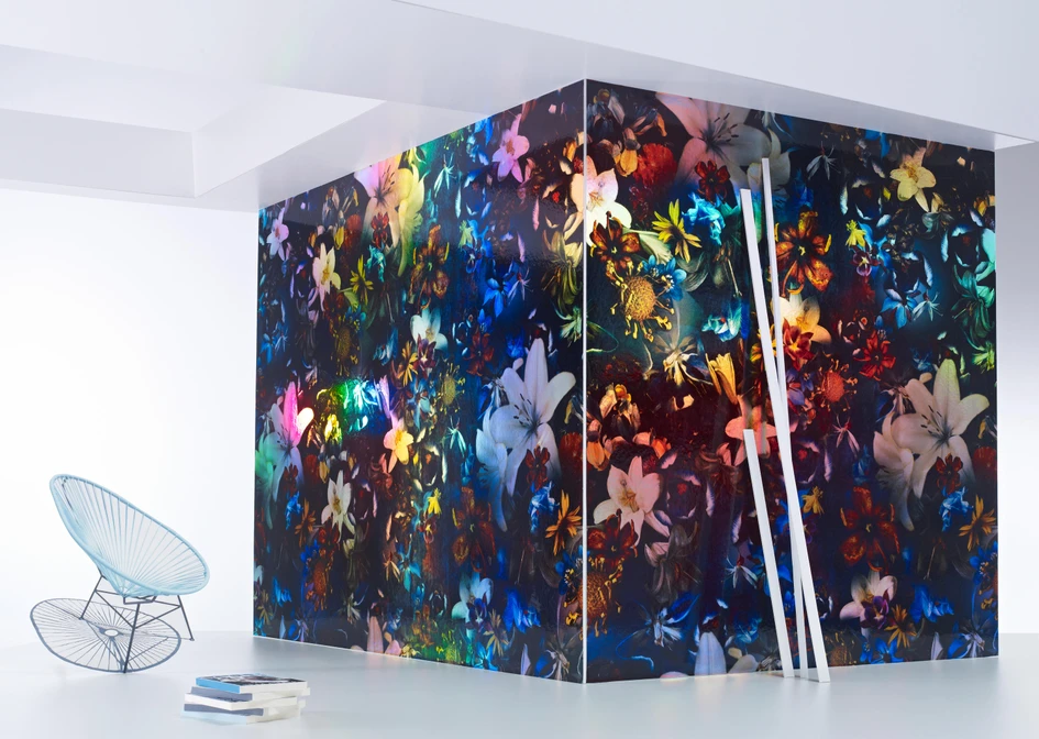 Die bedruckte Decke, die Wände und der Stoff des House of Hackney von Sechser (oben) und die digital bedruckte Tapete und Deckenverkleidung Holo Faye von Jakob Schlaepfer (unten). Foto: Severin Wurnig (oben)