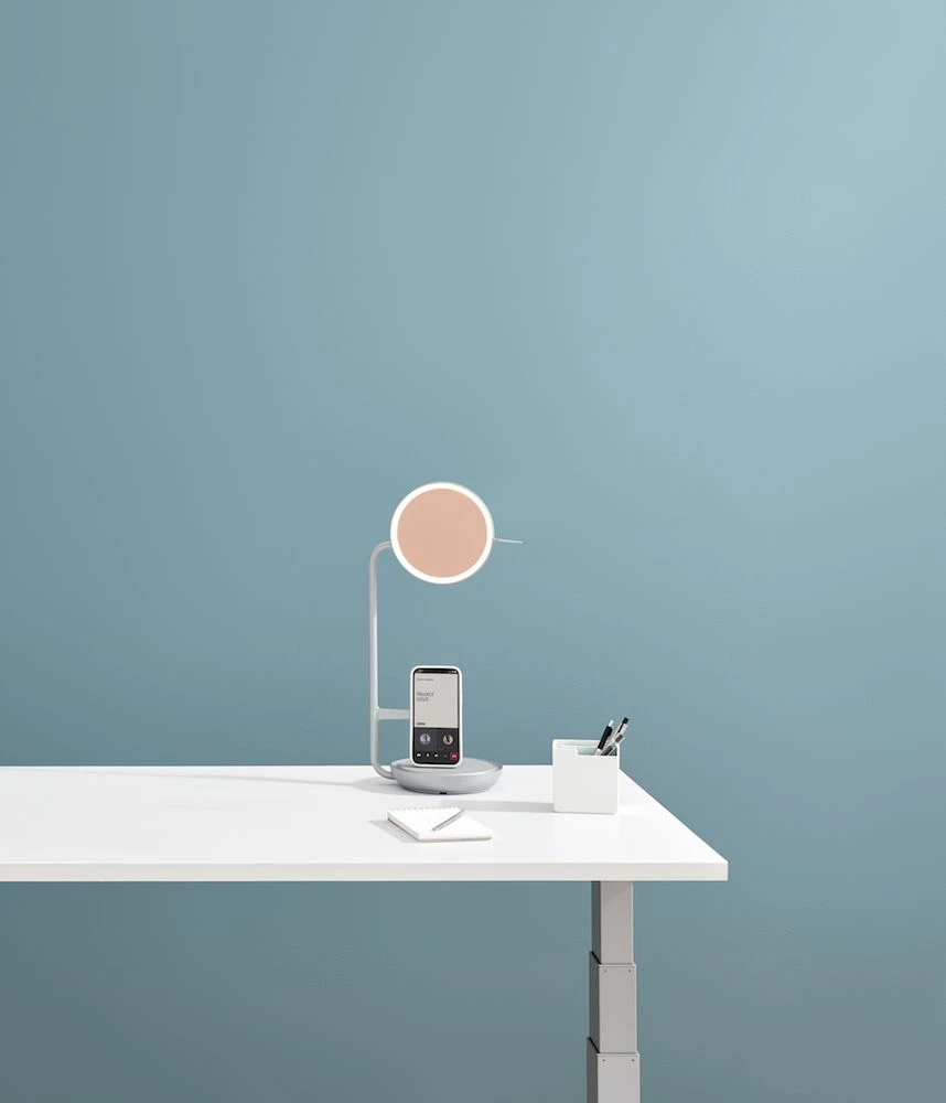 The Eclipse Light's innovative copper-tinted ring mirror evenly spreads light across your face and highlights your eyes with a subtle, reflected circle of light around each pupil