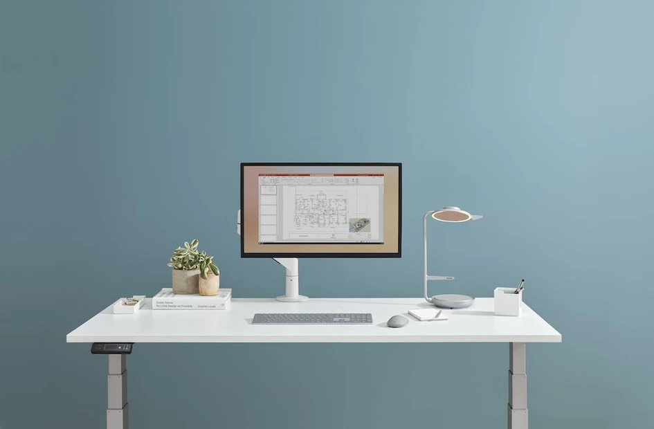 With the Eclipse Light, lighting and brightness level can be controlled with an attached lever and smoothly transition from 0% to 100% dimming. Another handy feature is the built-in dock for a mobile phone or tablet