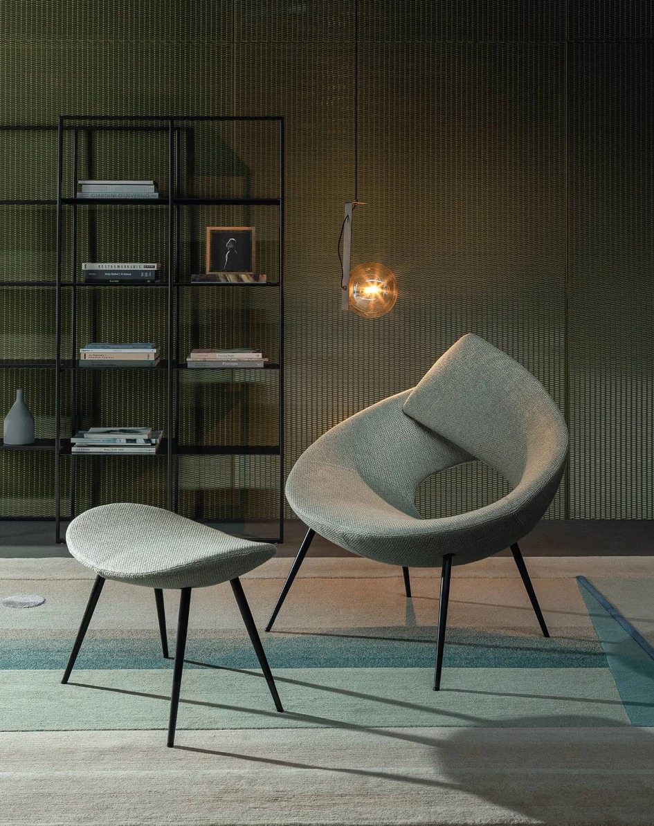 Zur neuen Living-Kollektion gehören auch das ausdrucksstarke Sofa Peanut B (obe) sowie der skulpturale Sessel Lock  (unten)