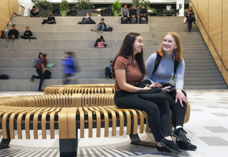 Die Muster der Natur sind dafür bekannt, dass sie Ruhe und Gelassenheit vermitteln, und finden sich im ergonomischen Nova C Seating wieder. Das modulare Design ist eine Idee für Verkehrsknotenpunkte und Bildungseinrichtungen