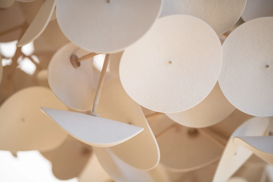 Das äusserst nachhaltige modulare Sitzsystem Ascent ist von Bergen und Ozeanen inspiriert und bringt die fliessenden Konturen der Natur und die warme Textur von Holz ins Zuhause