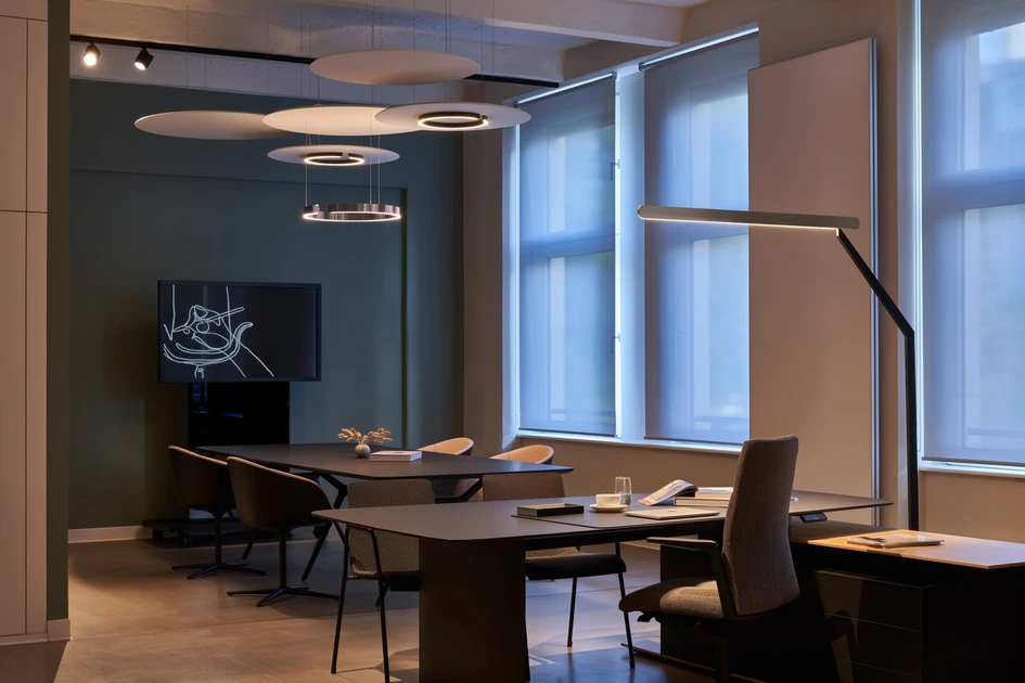 As an arched luminaire or as a ceiling lamp, the Mito series is also available in the new phantom surfaces