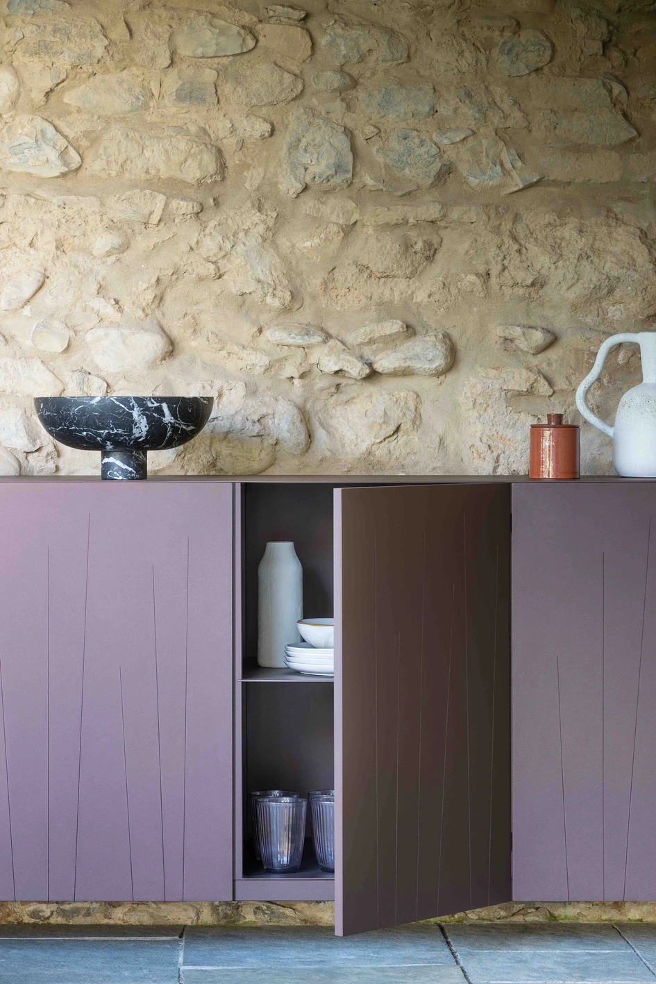 Ninfea storage units can be used to house dishes and utensils for exterior use, so that the traffic between indoors and outdoors is minimised during mealtimes