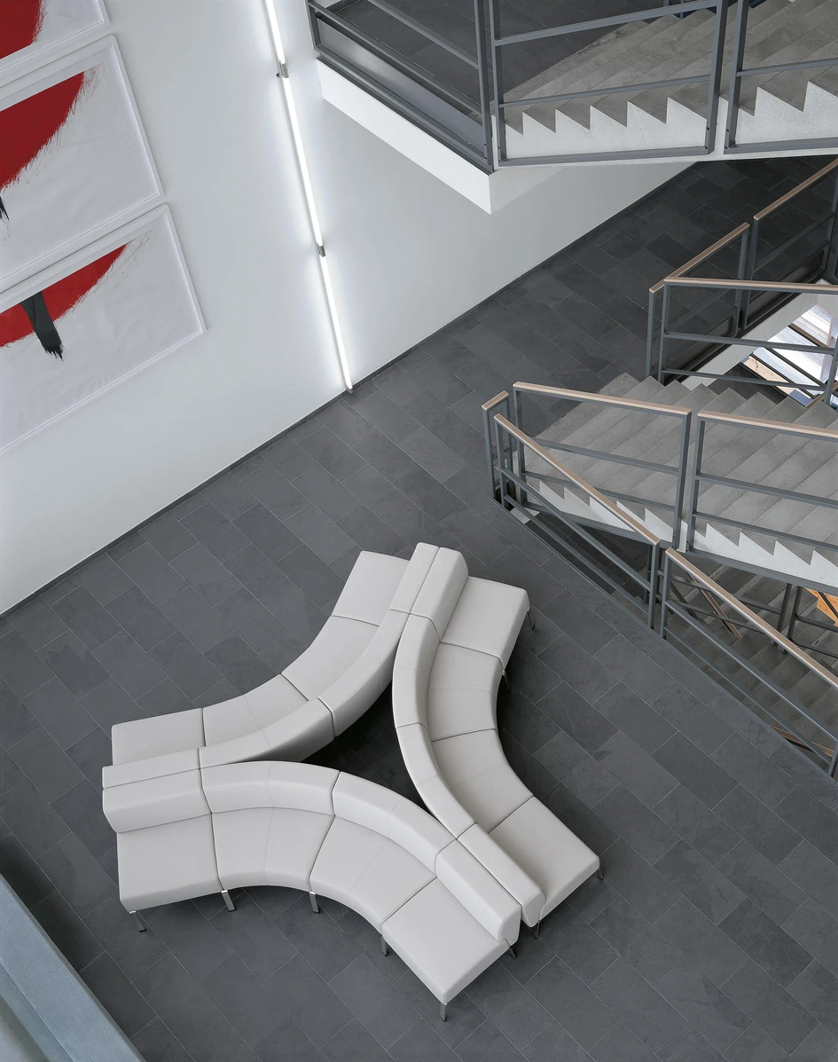 Der Social Space (oben) füllt den alten Swimmingpool des Jing'an Kerry Centre mit Sitzpads und gebogenen Sofas wie Brunners Pads (Mitte) und Benes Coffice Curved (unten). Foto: Dirk Weiblen (oben)