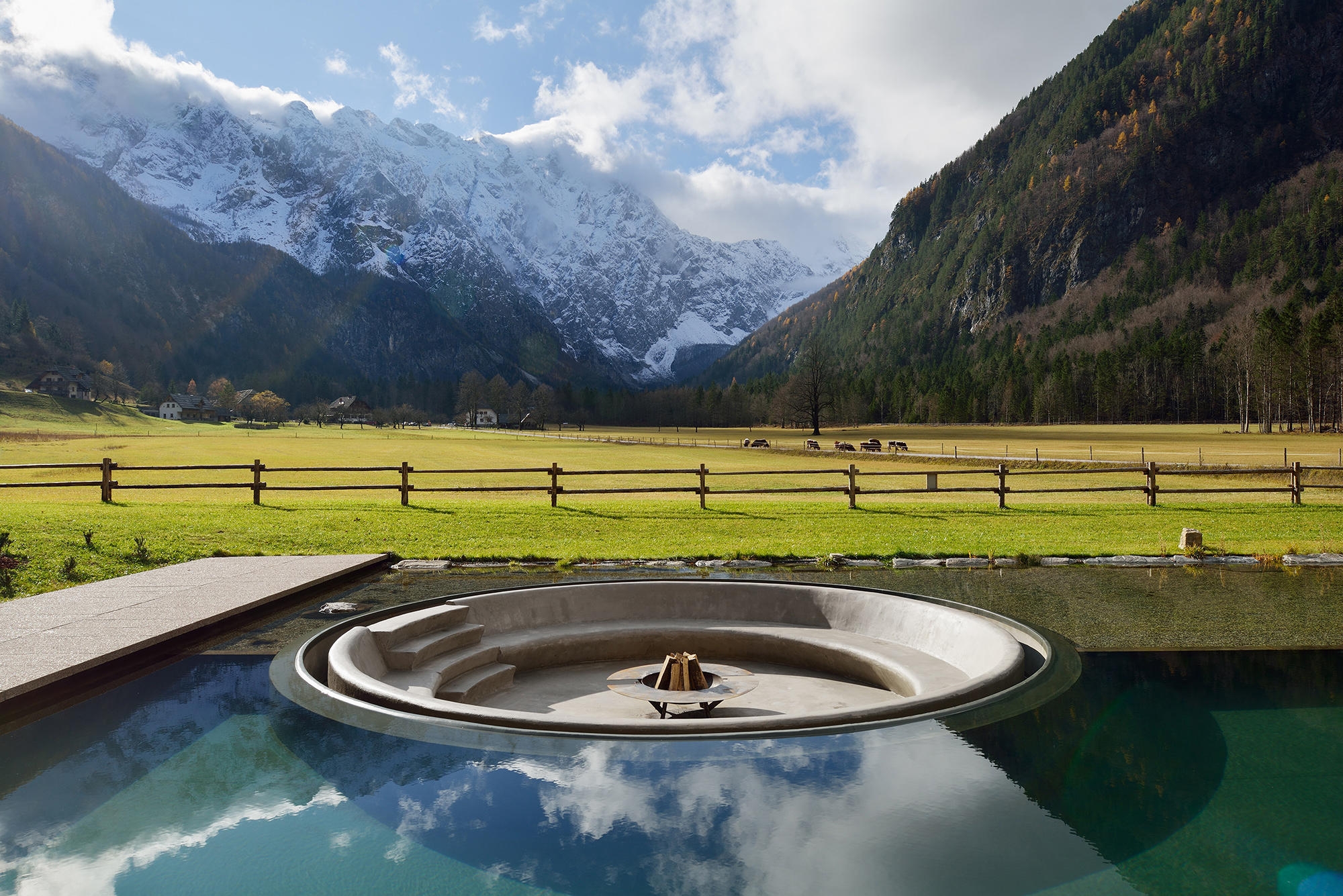 Wellness Plesniks gestrandete Sitzinsel im Freien mitten im Logarska-Tal in Slowenien. Foto: Miran Kambič