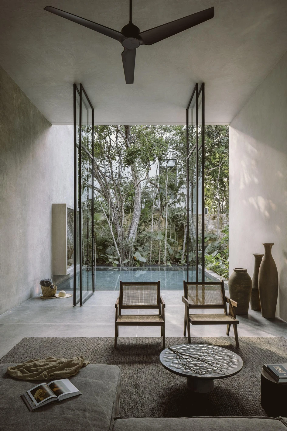 Das Aviv House holt seinen privaten Pool in den Wohnbereich. Der schwarze Terrazzoboden und die rahmenlosen Glasfalttüren setzen ihn fort. Fotos: César Béjar