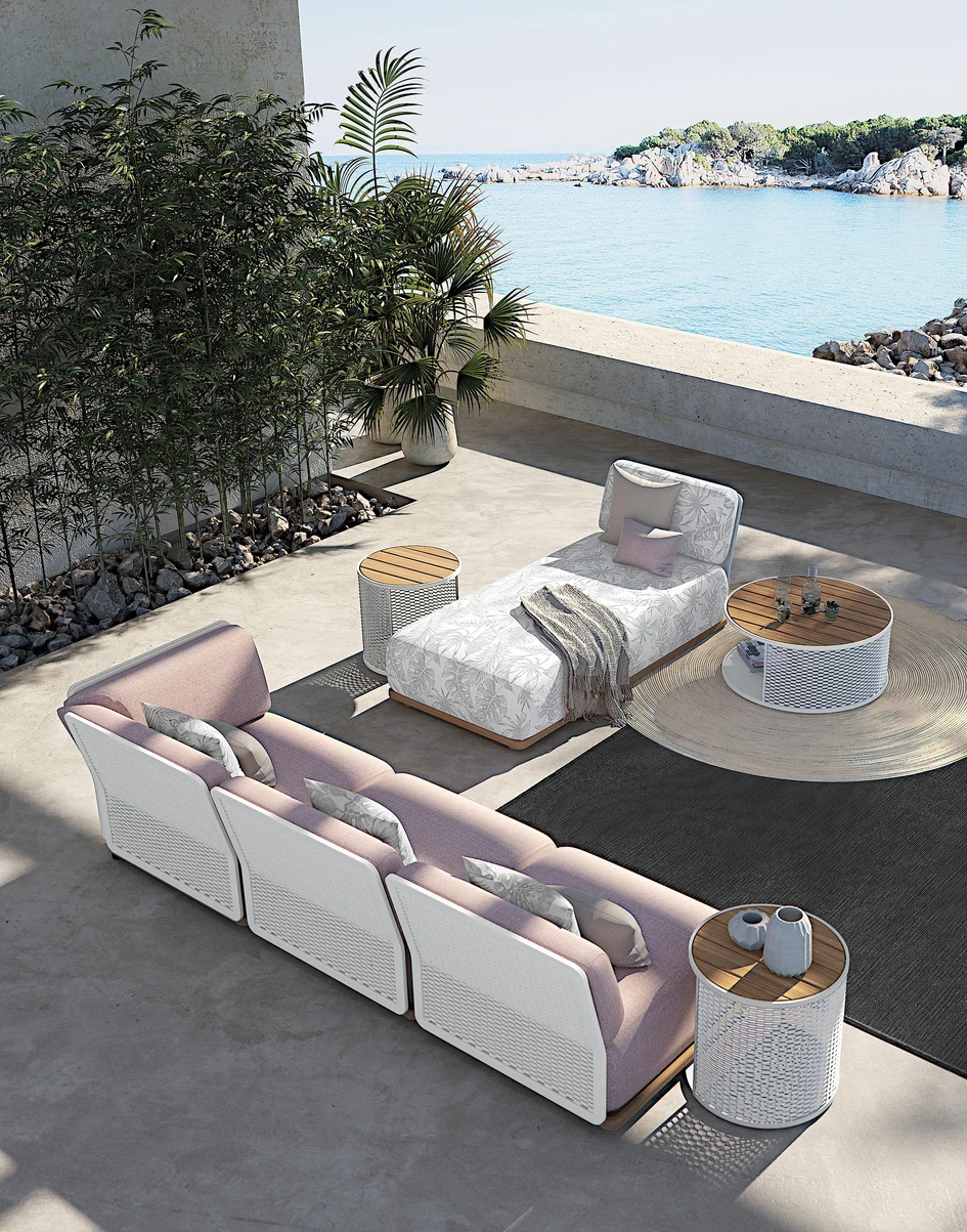 Wellness Plesniks Whirlpool und Kamin mit Sonnenliegenumrandung (oben) und Switch Chaise Longue (unten). Foto: Miran Kambič (oben)