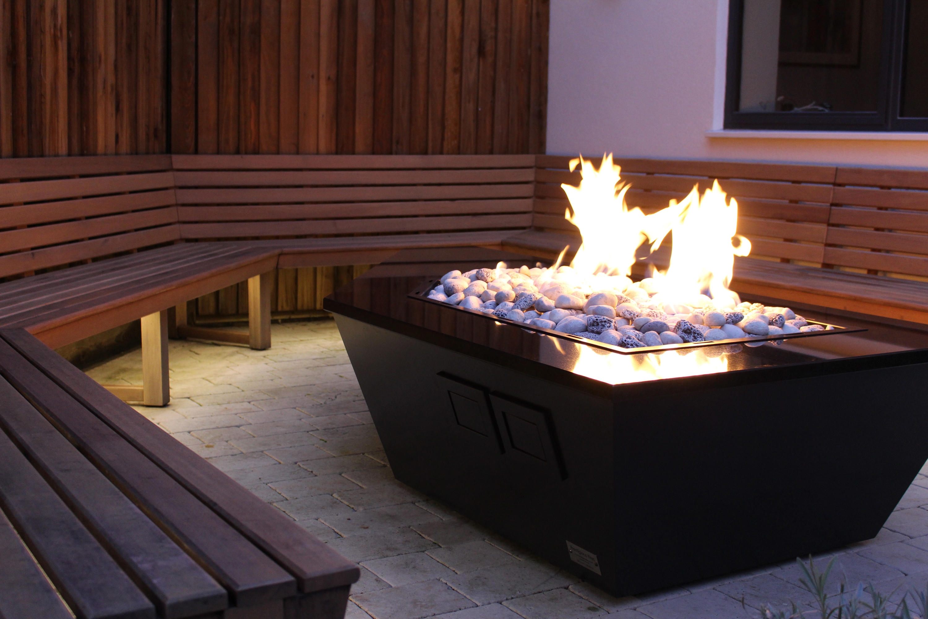 Der Balkon der City Villa (oben) verfügt über einzigartige zweistöckige Terrassensitzplätze mit einer extra angefertigten offenen Feuerstelle wie die massgeschneiderten Optionen von Rivelin (unten). Foto: ARRCC (oben)