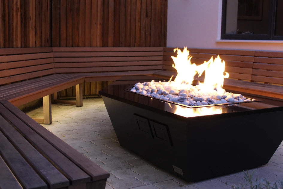 Der Balkon der City Villa (oben) verfügt über einzigartige zweistöckige Terrassensitzplätze mit einer extra angefertigten offenen Feuerstelle wie die massgeschneiderten Optionen von Rivelin (unten). Foto: ARRCC (oben)