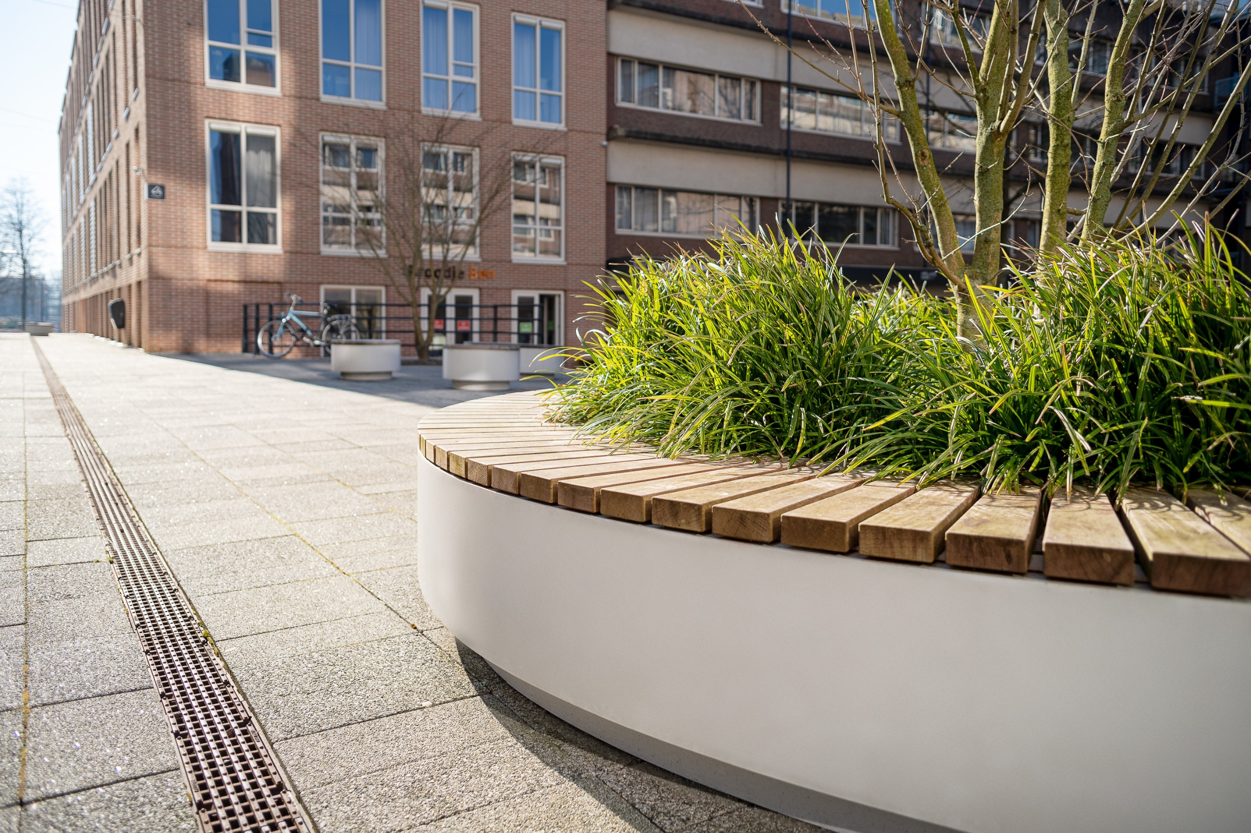 A graphic layout of beds and planters brings the natural world to the central square of Amsterdam’s Bos en Lommerplein neighbourhood and Campus Diemen in the south of the city