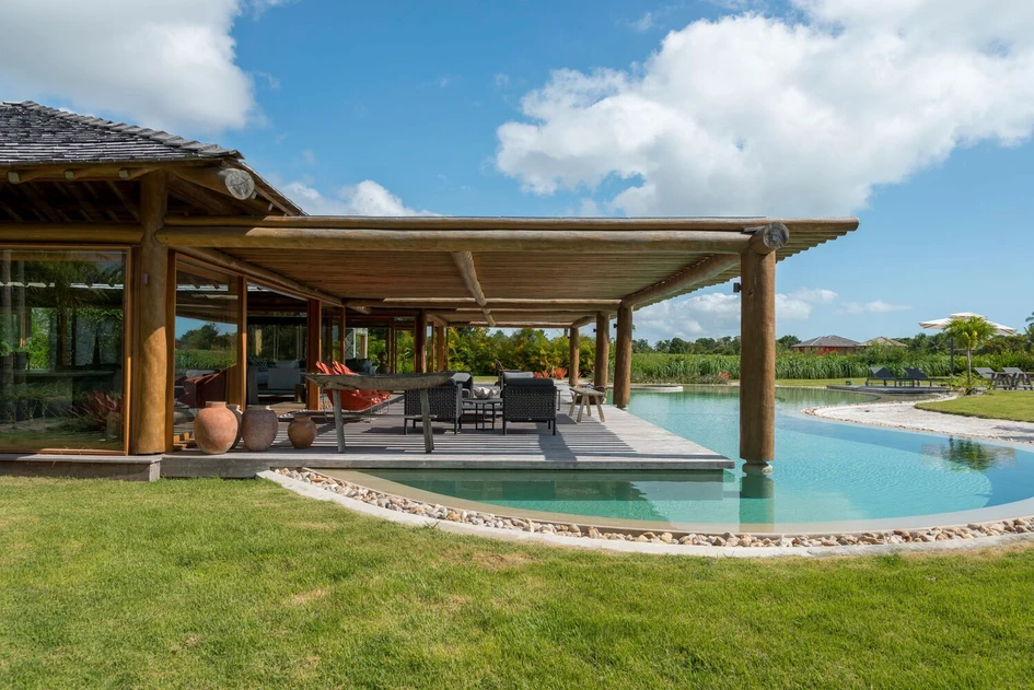 The partly covered walkways connecting the House in Trancoso pass through sandy beaches (top) and paddling shallows (middle) before ending above a deeper pool (bottom). Photos: Tuca Reinés