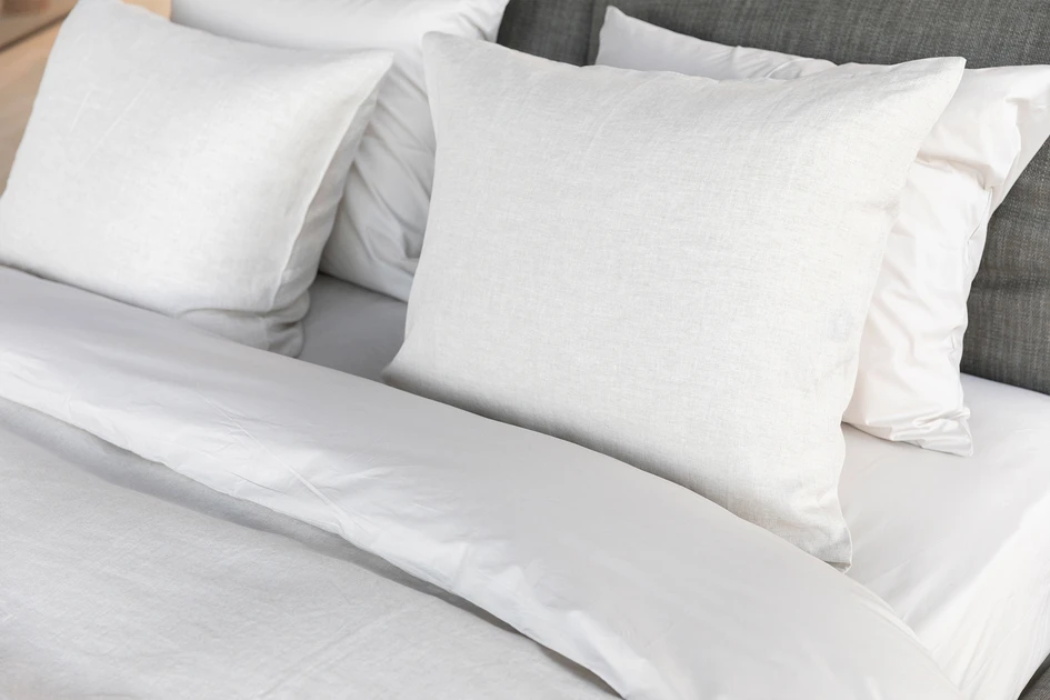 Bed linen close-up combining cotton sateen and linen, in a serene ton-sur-ton colour mix. Photographer: Alix Camille