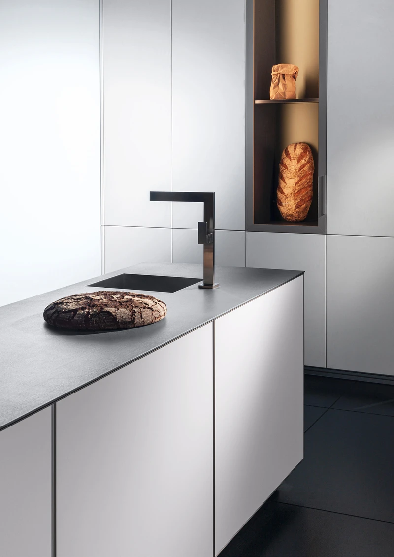 Die Auszugsböden Extendo von peak-system (oben, Mitte) präsentieren die Lieblingsprodukte der Nutzer, während der Vitrinenschrank Showcase von Poggenpohl sie wie eine Galerieskulptur in Szene setzt (unten)