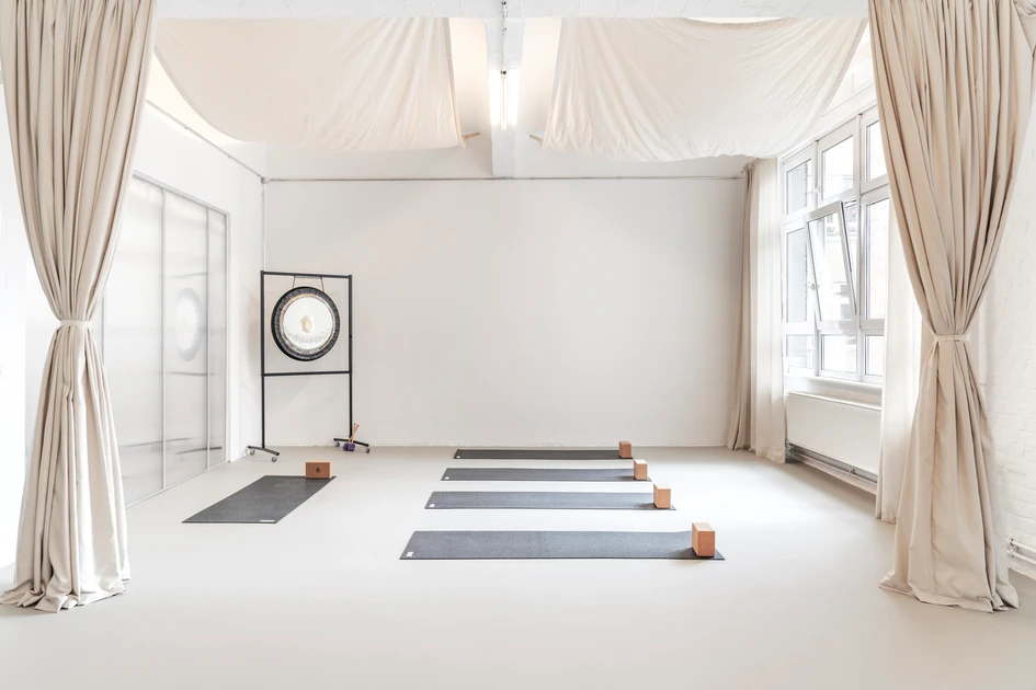 Textile elements in interior design are an unbeatably uncomplicated instrument for setting up or changing the spatial situation. Original Feelings Yoga Studio in Berlin. Photos: Linus Muellerschoen
