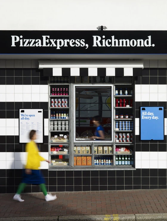 Das Konzeptrestaurant Living Lab von Pizza Express bietet einen Pizza-Workshop für Kinder sowie soziales Ausmalen (oben), Pizzabau mit Deckenspiegeln (Mitte) und ein zur Strasse gerichtetes Delikatessenfenster (unten)