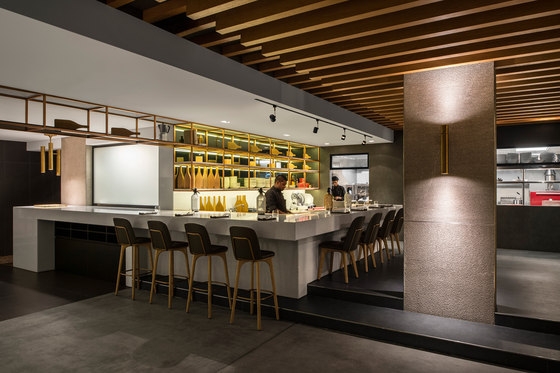 Cocktail Kitchen bietet private Mixologie- und Gastronomievorführungen in zwei intimen Cocktailbars (oben, Mitte), einer Kochbar (unten) und einer 15m langen Hauptbar. Fotos: ANARCHITECT