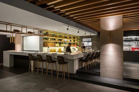 Cocktail Kitchen bietet private Mixologie- und Gastronomievorführungen in zwei intimen Cocktailbars (oben, Mitte), einer Kochbar (unten) und einer 15m langen Hauptbar. Fotos: ANARCHITECT