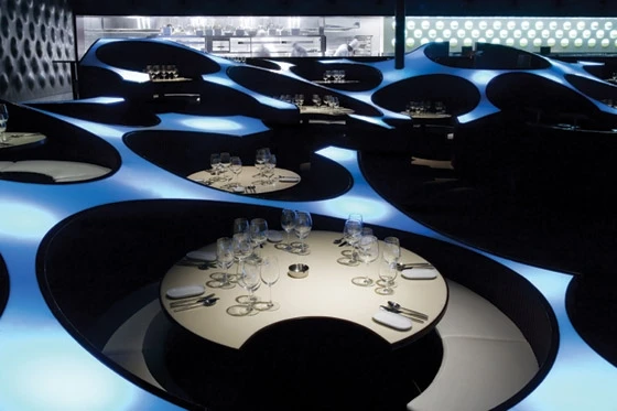 Die Tische der Blue Frog Lounge stehen in wellenförmigen Plexiglaswänden, die nach aussen hin ansteigen und ein natürliches Amphitheater bilden. Foto: Fram Petit