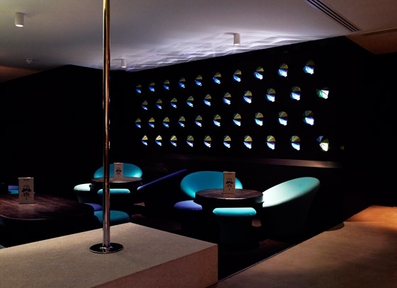 Mit zirkus-, burlesque- und kabarettistischen Möbeln und Dekorationen lädt das Circus-Restaurant von Tom Dixons Design Research Studio die Gäste zum Mitmachen ein. Fotos: Leon Chew