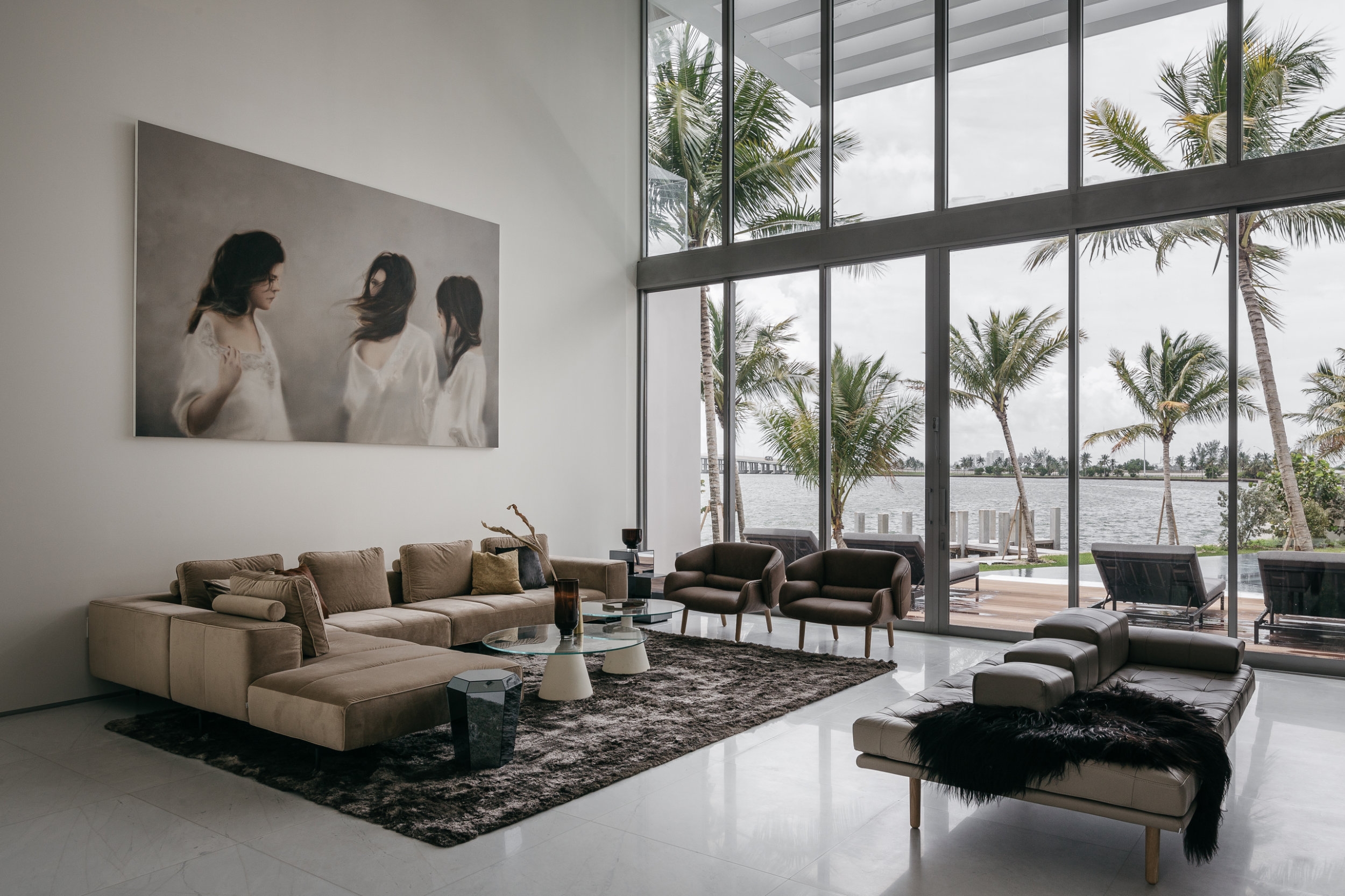 With its waterfront views from the living room and open, double-height spaces, the Casa Palma project in Miami provided the local BoConcept design team broad scope for interior creativity